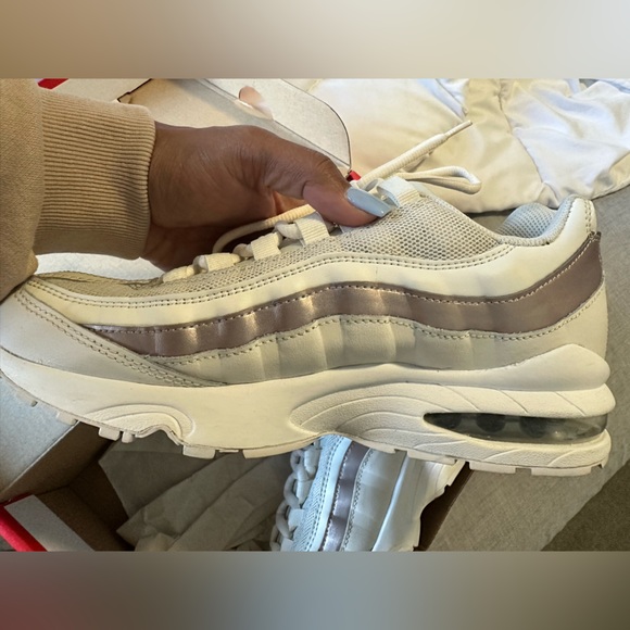 Women’s air max 95 (kids 7y/womens 8.5) - Picture 3 of 3